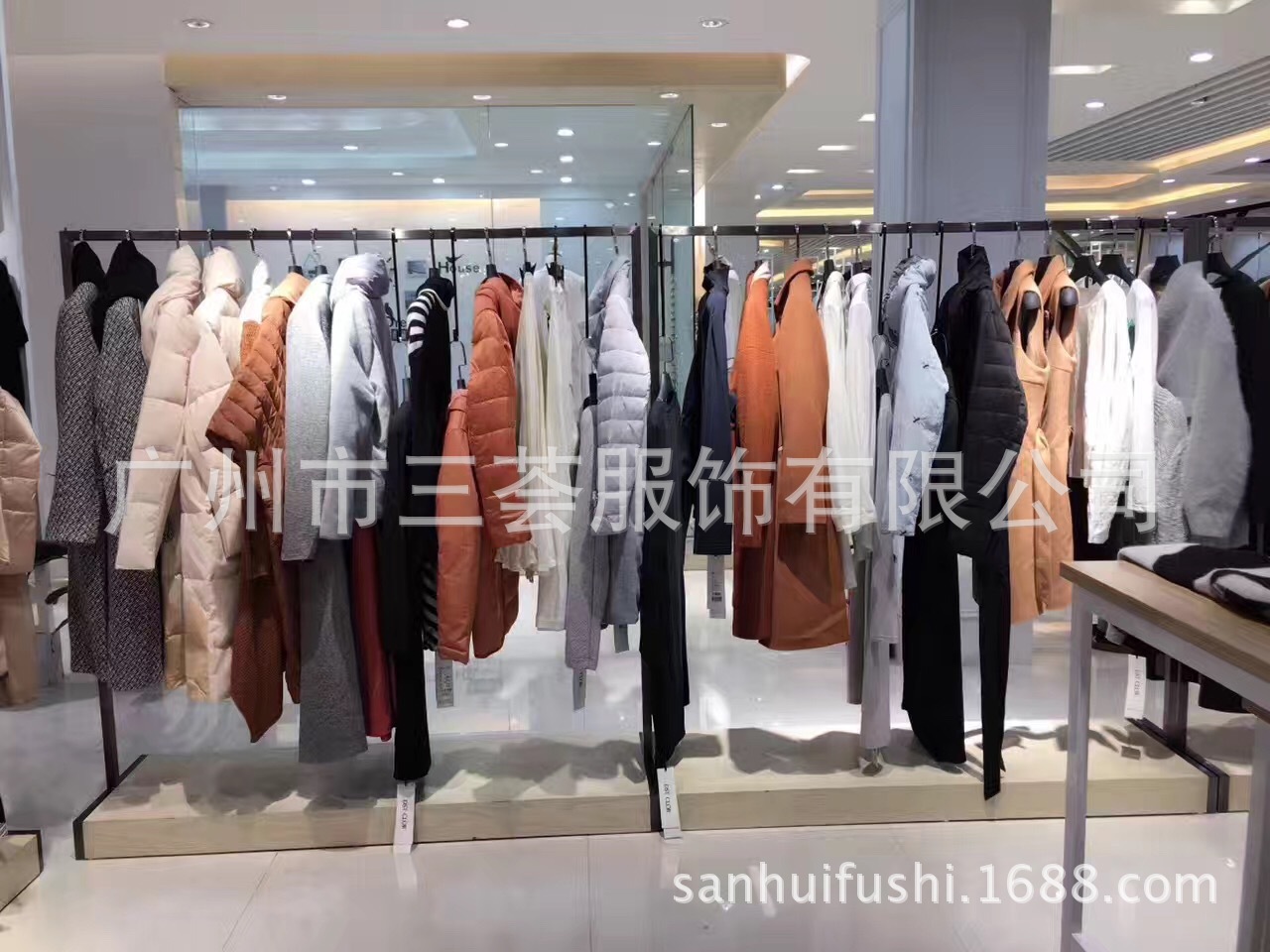 尘色17年秋冬装一线品牌折扣店加盟三荟货源工厂尾单折扣拿货渠道