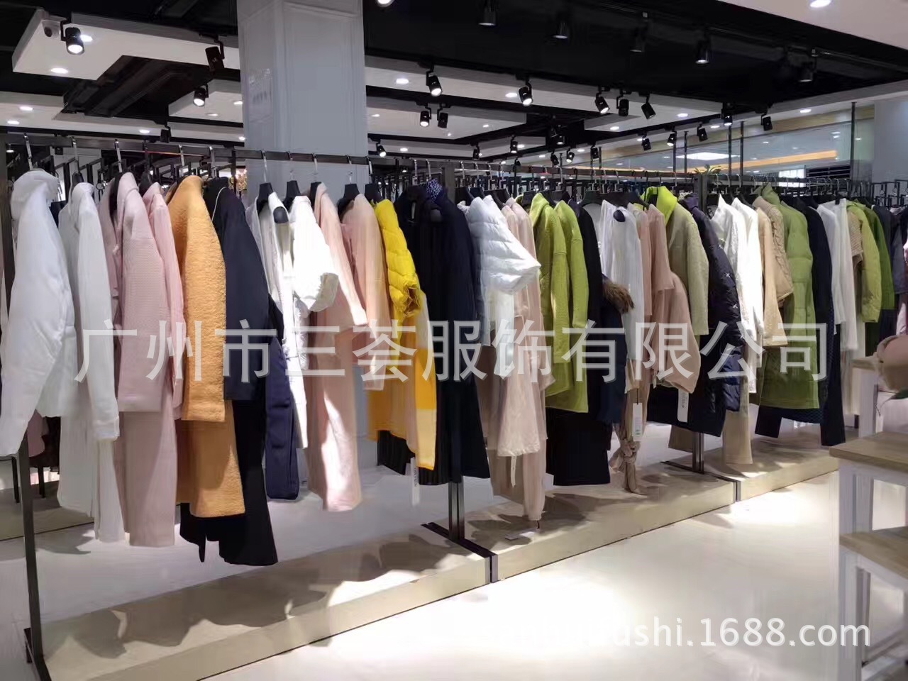 尘色17年秋冬装一线品牌折扣店加盟三荟货源工厂尾单折扣拿货渠道