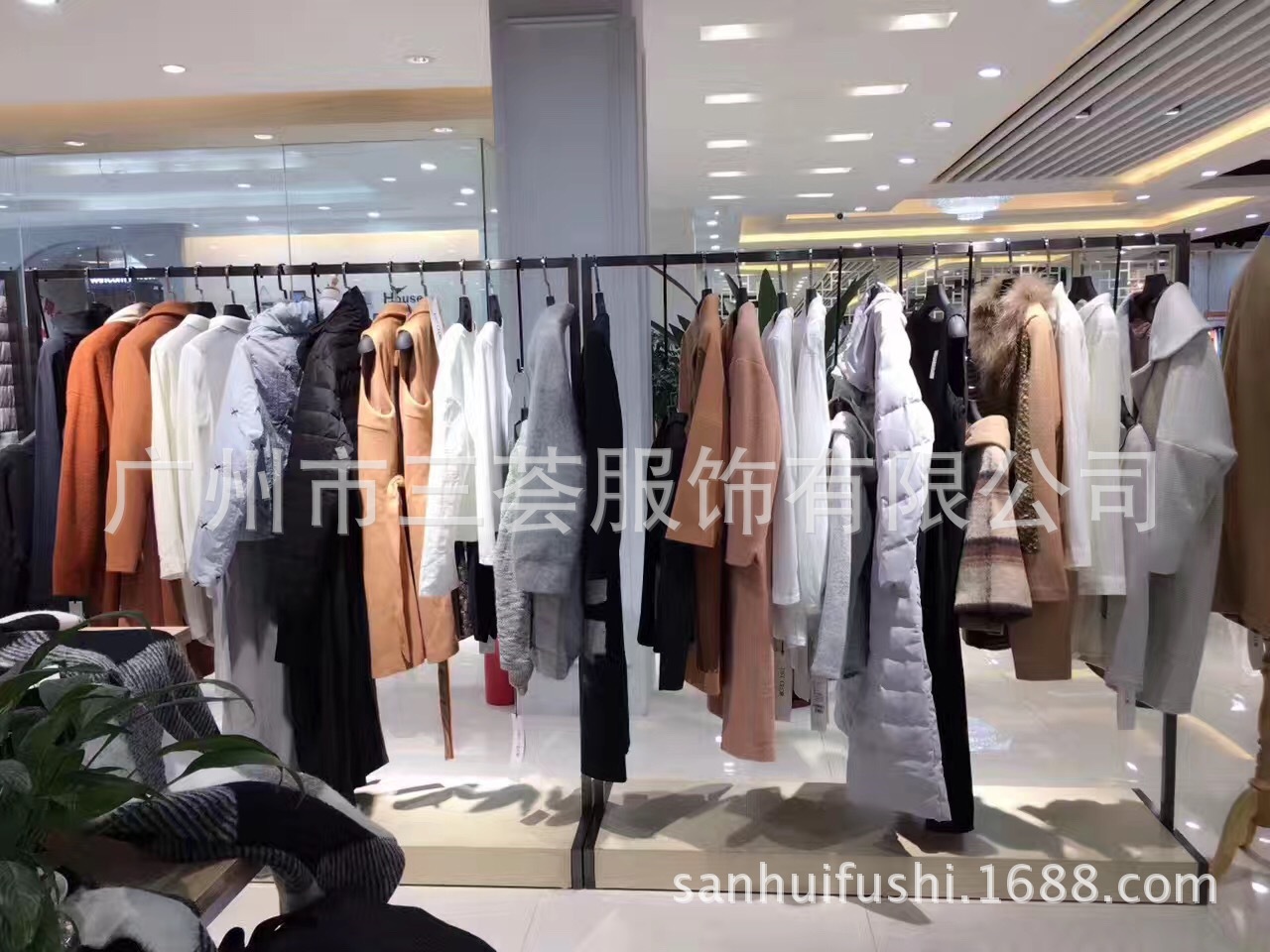 尘色17年秋冬装一线品牌折扣店加盟三荟货源工厂尾单折扣拿货渠道